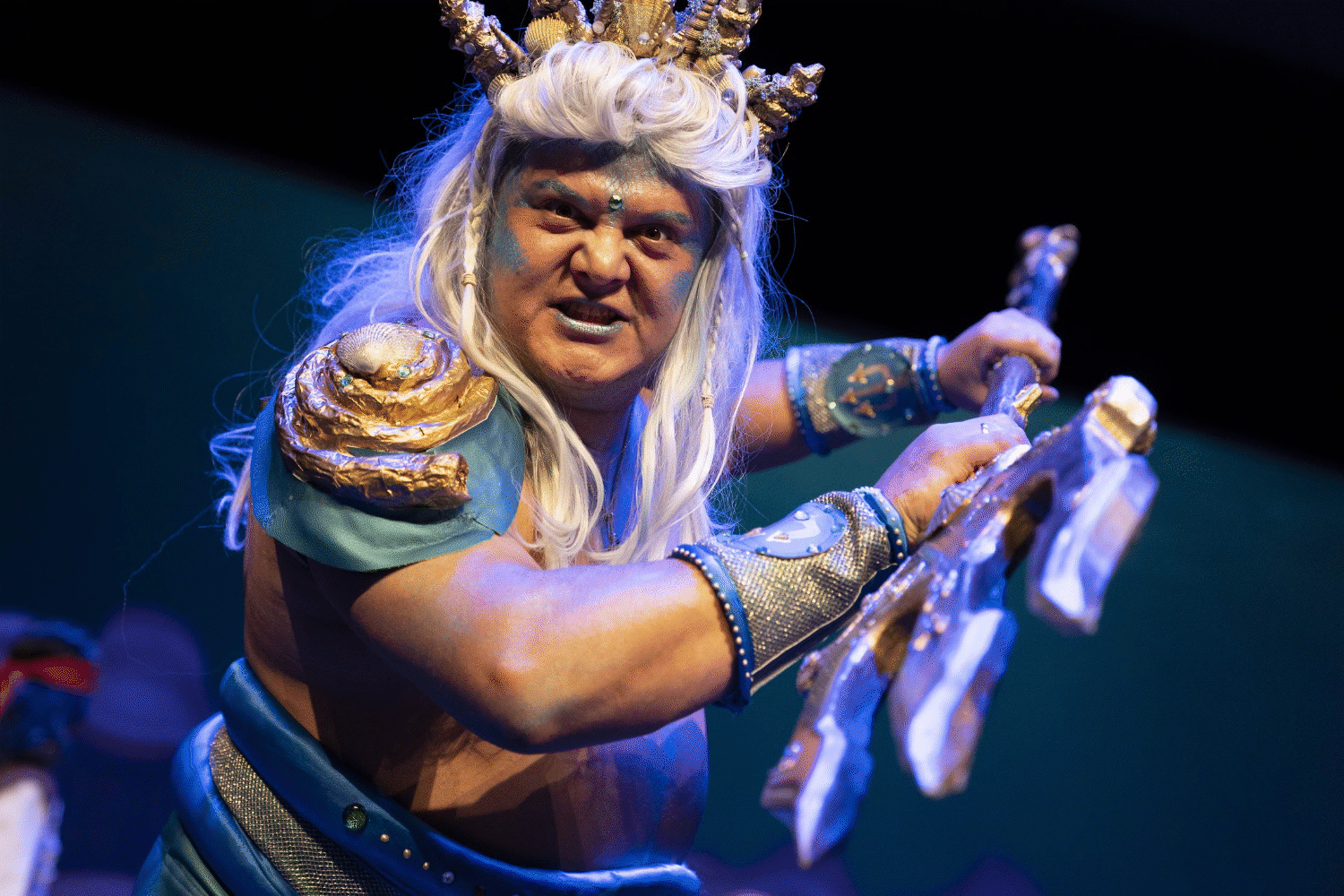 Simon Lea als König Dreizack in Ariella 2019