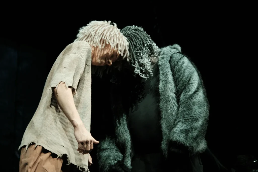 Lennard Speer und Simon Lea als Tarzan und Kerchak in Tarzan 2025